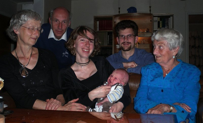 CIMG1236.JPG - Uppradning av tjocka släkten. Mormor, morfar, mamma, Elmer, pappa och slutligen gammelmormor.
