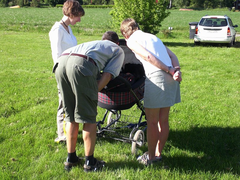 CIMG1530.JPG - Farmor och farfar tittar efter om det fortfarande finns en bebis i vagnen